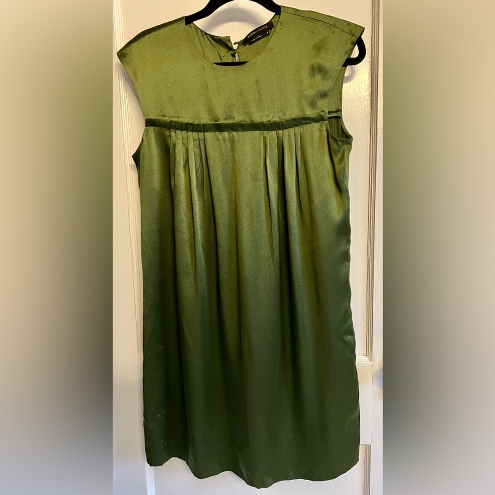BCBG MaxAzria size S, empire style silk dress, side pockets
